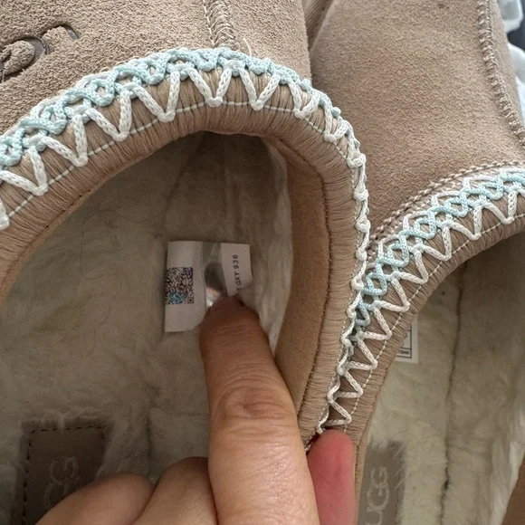 UGG TAZZ Sand Slip-On Shoes 7 (EXCELLENT CONDITION- see photos) - Picture 6 of 6